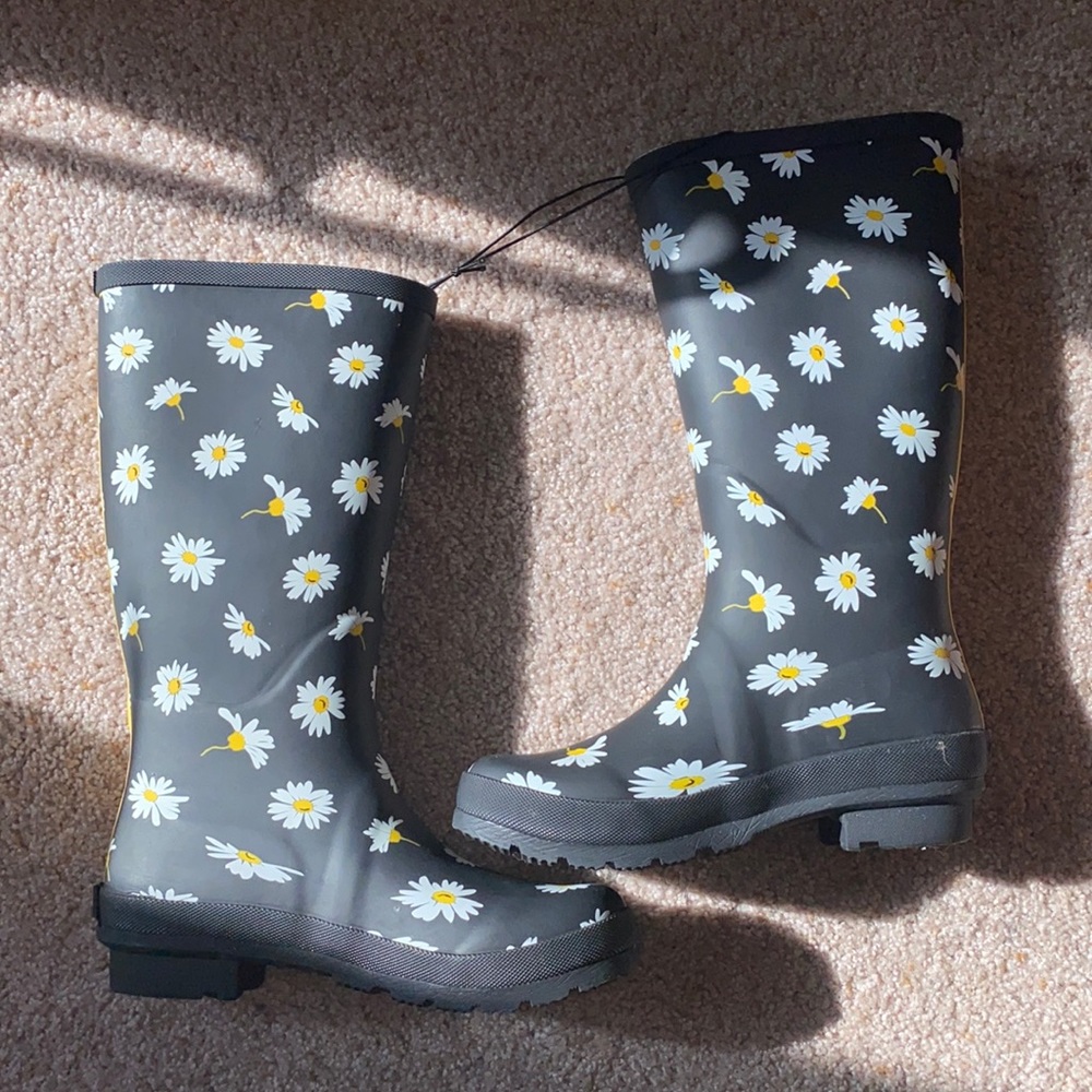 Women’s size 8 floral daisy rainboots